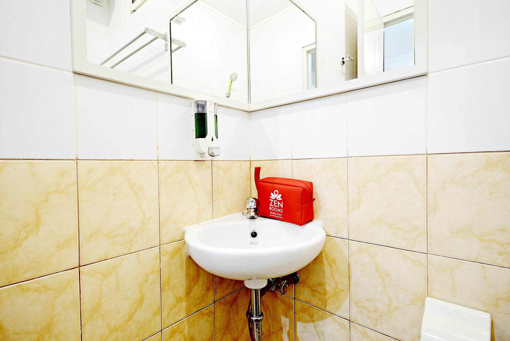 Zen Rooms Cideng Barat Giacarta Esterno foto