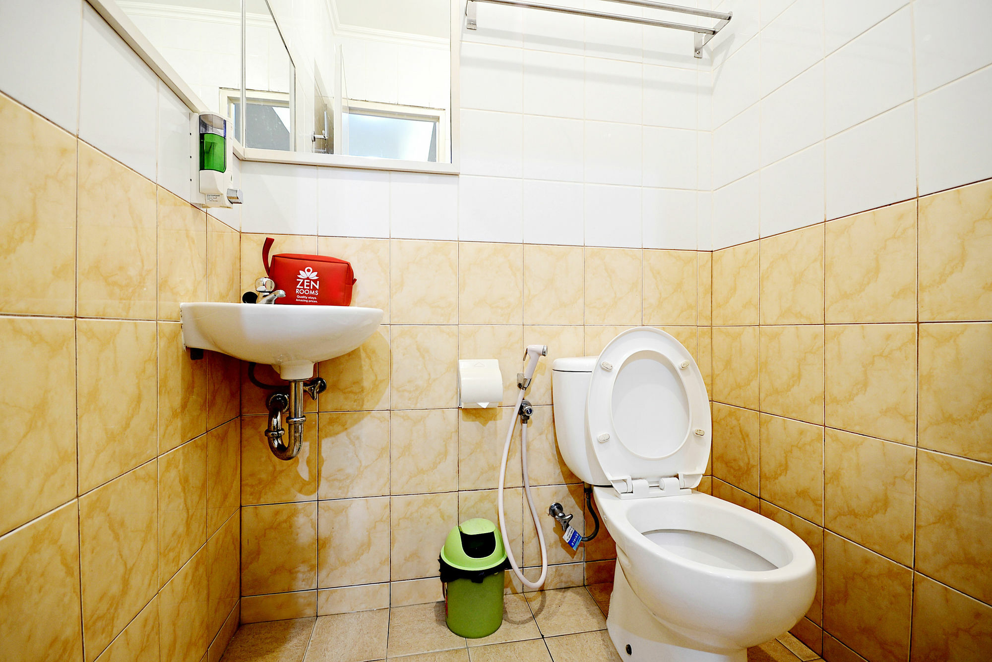 Zen Rooms Cideng Barat Giacarta Esterno foto